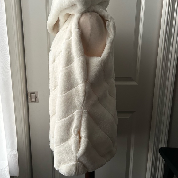 BCB Generation Faux Fur sleeveless lined hooded vest - Picture 9 of 16